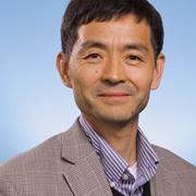 Headshot of Liangyou Rui with pale blue background